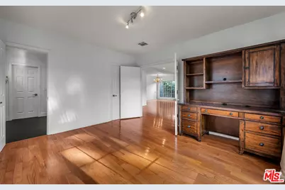 922 S Bundy Dr, Los Angeles, CA 90049 - Photo 13