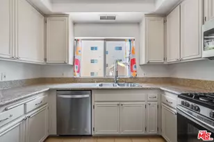 10924 Bloomfield St, Los Angeles, CA 91602 - Photo 11