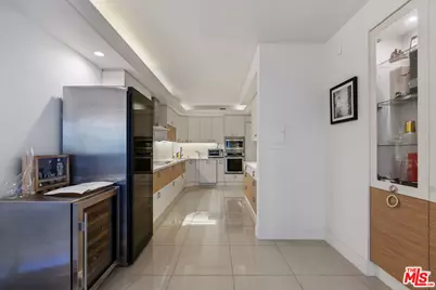 325 N Oakhurst Dr #203, Beverly Hills, CA 90210 - Photo 15