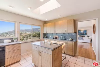 17866 Tramonto Dr, Los Angeles, CA 90272 - Photo 11