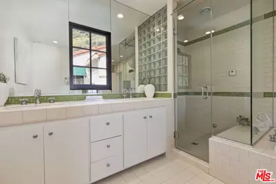 1701 Queens Ct, Los Angeles, CA 90069 - Photo 35
