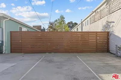 2402 Ocean Park Blvd, Santa Monica, CA 90405 - Photo 15