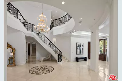 1021 N Crescent Dr, Beverly Hills, CA 90210 - Photo 13