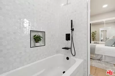 6015 Keniston Ave, Los Angeles, CA 90043 - Photo 17