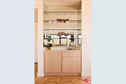 10560 Wilshire Blvd #404, Los Angeles, CA 90024 - Photo 13