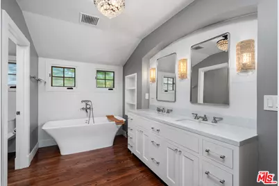 2444 Carman Crest Dr, Los Angeles, CA 90068 - Photo 15