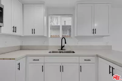 8637 Orchard Ave, Los Angeles, CA 90044 - Photo 11