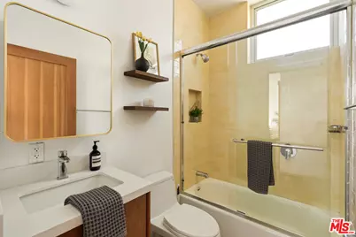 1076 Palms Blvd, Venice, CA 90291 - Photo 25