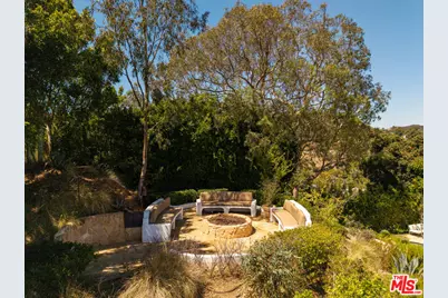 8148 Mannix Dr, Los Angeles, CA 90046 - Photo 39