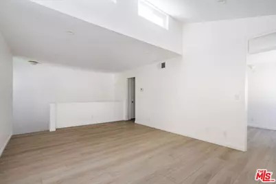 22125 Burbank Blvd #7, Woodland Hills, CA 91367 - Photo 3