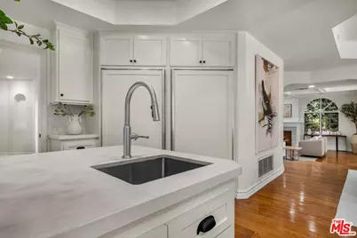 3225 Iredell Ln, Studio City, CA 91604 - Photo 13
