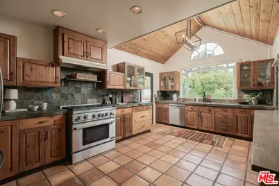 19627 Oxnard St, Tarzana, CA 91356 - Photo 13