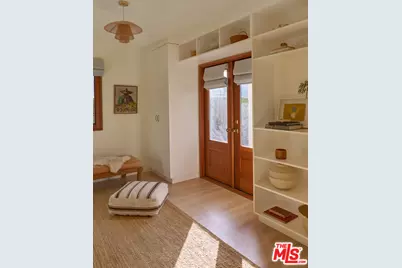 655 Angelus Pl, Venice, CA 90291 - Photo 17