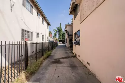 13125 Vanowen St, North Hollywood, CA 91605 - Photo 27