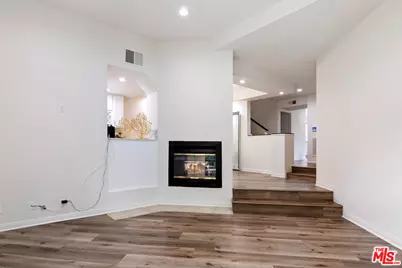 18730 Hatteras St #25, Tarzana, CA 91356 - Photo 3