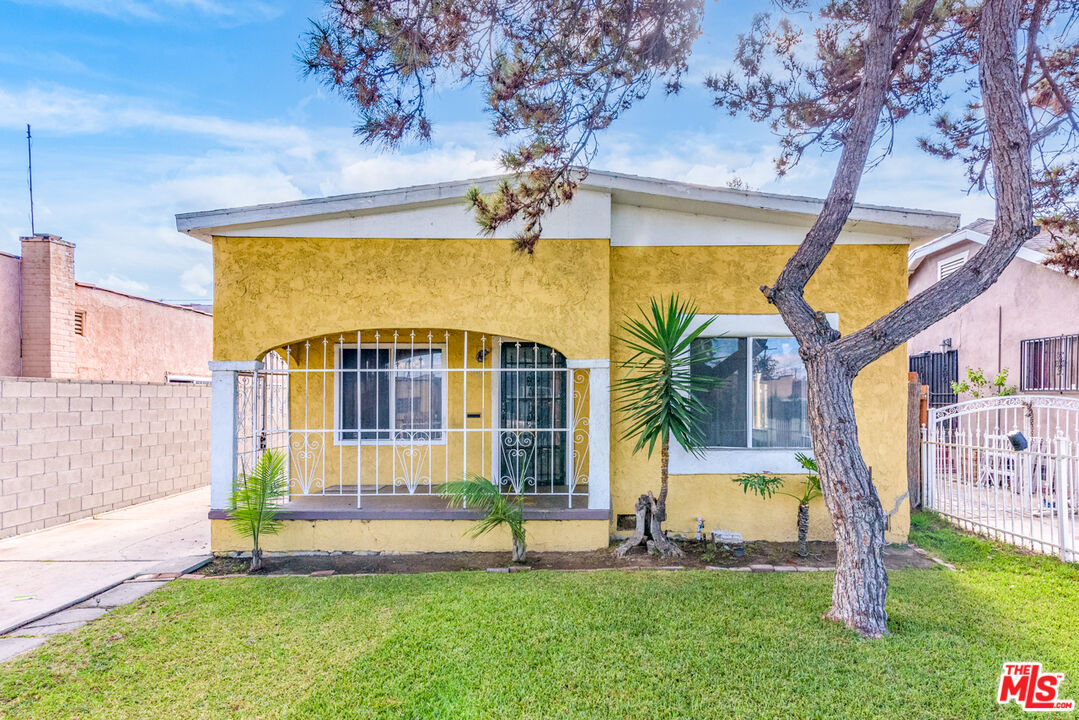 836-w-105th-st-los-angeles-ca-90044-mls-22-200829-coldwell-banker