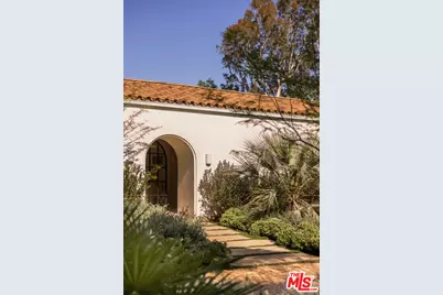 212 Copa De Oro Rd, Los Angeles, CA 90077 - Photo 1
