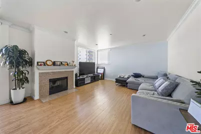 1049 S Hobart Blvd #203, Los Angeles, CA 90006 - Photo 1