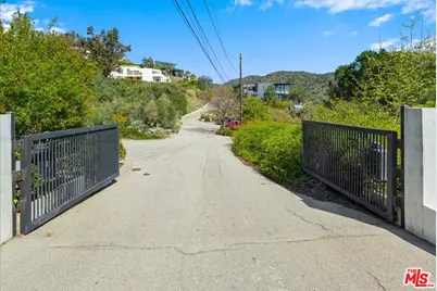 1404 N Kenter Ave, Los Angeles, CA 90049 - Photo 1