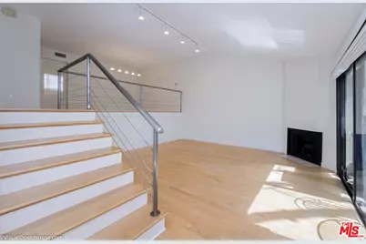 18140 Oxnard St #60, Tarzana, CA 91356 - Photo 1