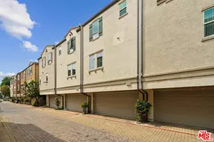 7215 N Chestnut Ln, Van Nuys, CA 91405 - Photo 1