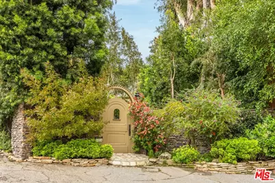 1004 N Bundy Dr, Los Angeles, CA 90049 - Photo 1