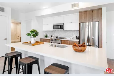 800 S Harvard Blvd #218, Los Angeles, CA 90005 - Photo 1