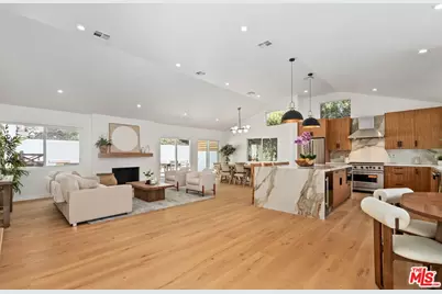224 N Bundy Dr, Los Angeles, CA 90049 - Photo 1