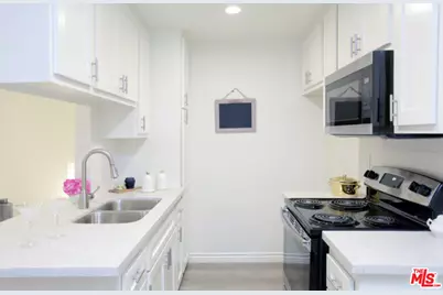 536 Manhattan Pl #426, Los Angeles, CA 90020 - Photo 1