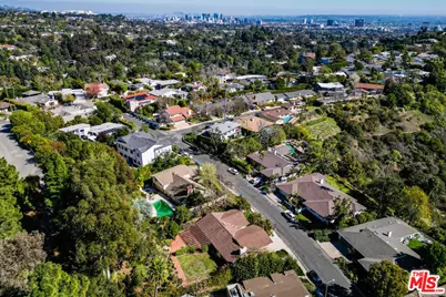 585 Lorna Ln, Los Angeles, CA 90049 - Photo 1