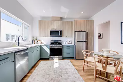 2813 12th Avenue, Los Angeles, CA 90018 - Photo 1