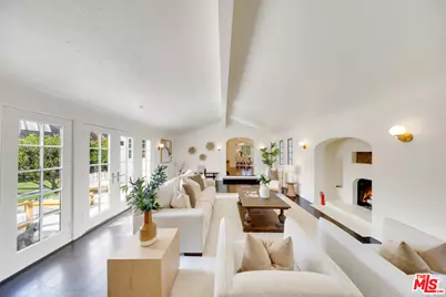 900 S Ridgeley Dr, Los Angeles, CA 90036 - Photo 1