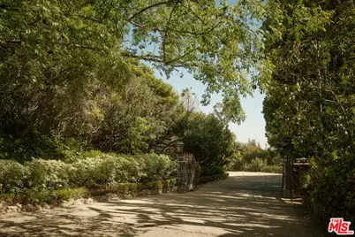 1117 N Beverly Dr, Beverly Hills, CA 90210 - Photo 1