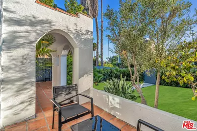 1006 N Crescent Heights Blvd, West Hollywood, CA 90046 - Photo 1