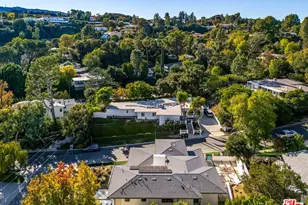 16879 Mooncrest Dr, Encino, CA 91436 - Photo 1