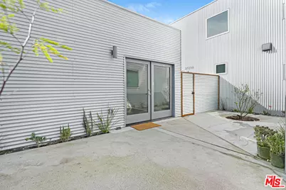 2725 Dalton Ave, Los Angeles, CA 90018 - Photo 1