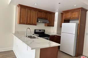 345 S Gramercy Pl, Los Angeles, CA 90020 - Photo 1
