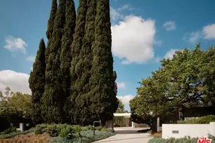 713 N Hillcrest Rd, Beverly Hills, CA 90210 - Photo 1
