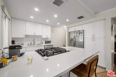 18333 Hatteras St #20, Tarzana, CA 91356 - Photo 1
