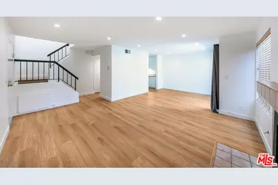 22135 Burbank Blvd #4, Woodland Hills, CA 91367 - Photo 1