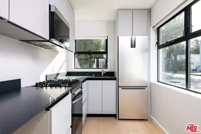 1325 Cabrillo Ave #12, Venice, CA 90291 - Photo 1