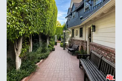 800 Cinthia St, Beverly Hills, CA 90210 - Photo 1