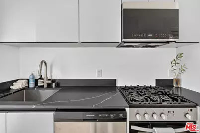 1325 Cabrillo Ave #2, Venice, CA 90291 - Photo 1