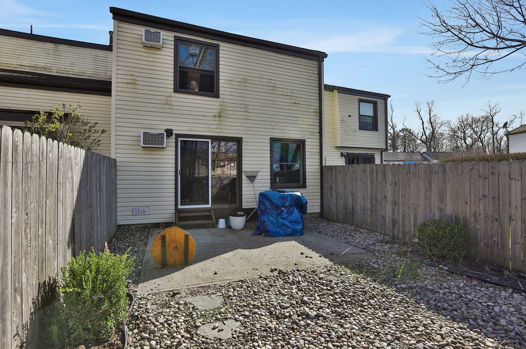 8 Sycamore Dr, Beacon NY 12508-3928 exterior