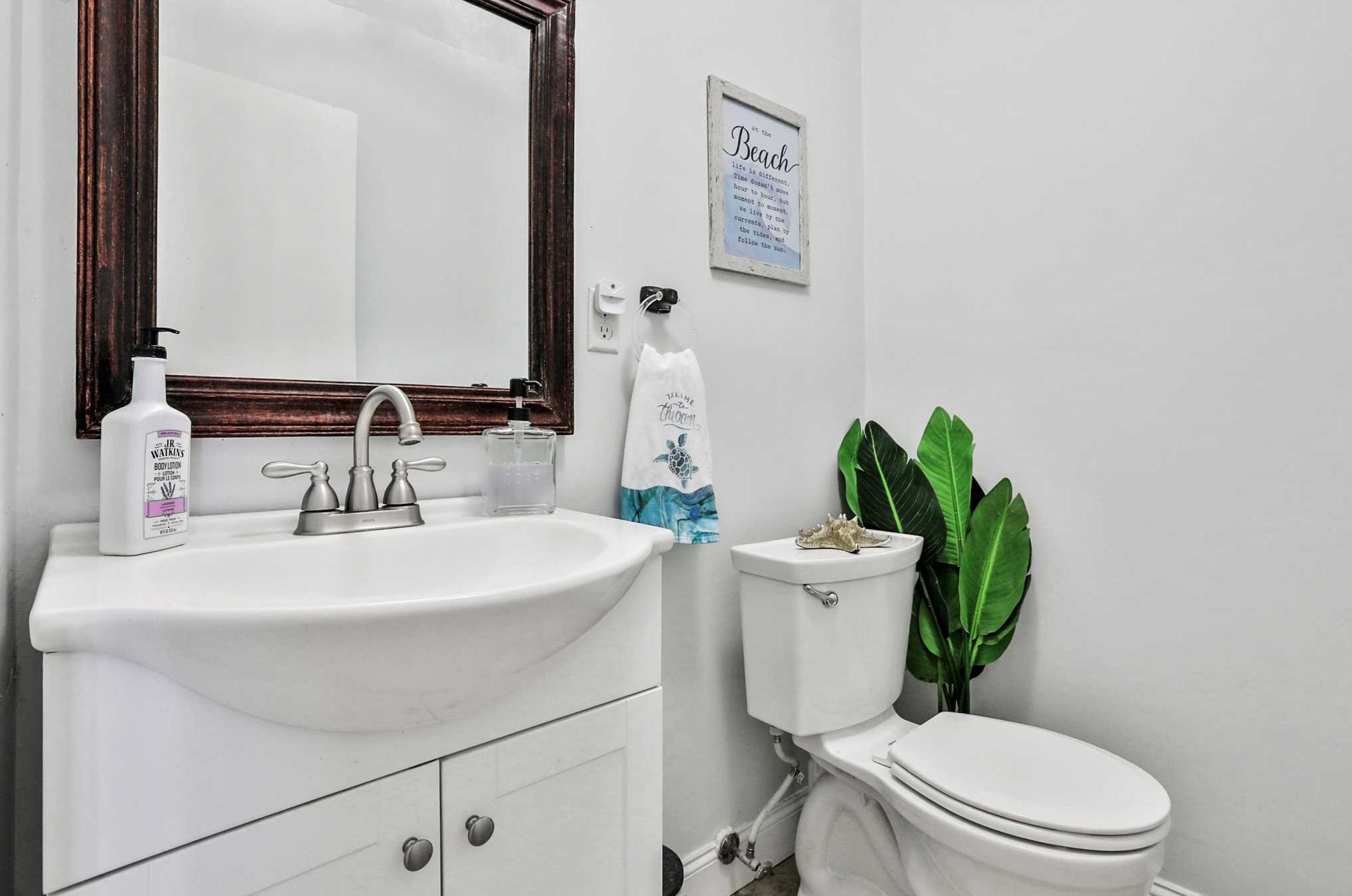 8 Sycamore Dr, Beacon NY 12508-3928 exterior