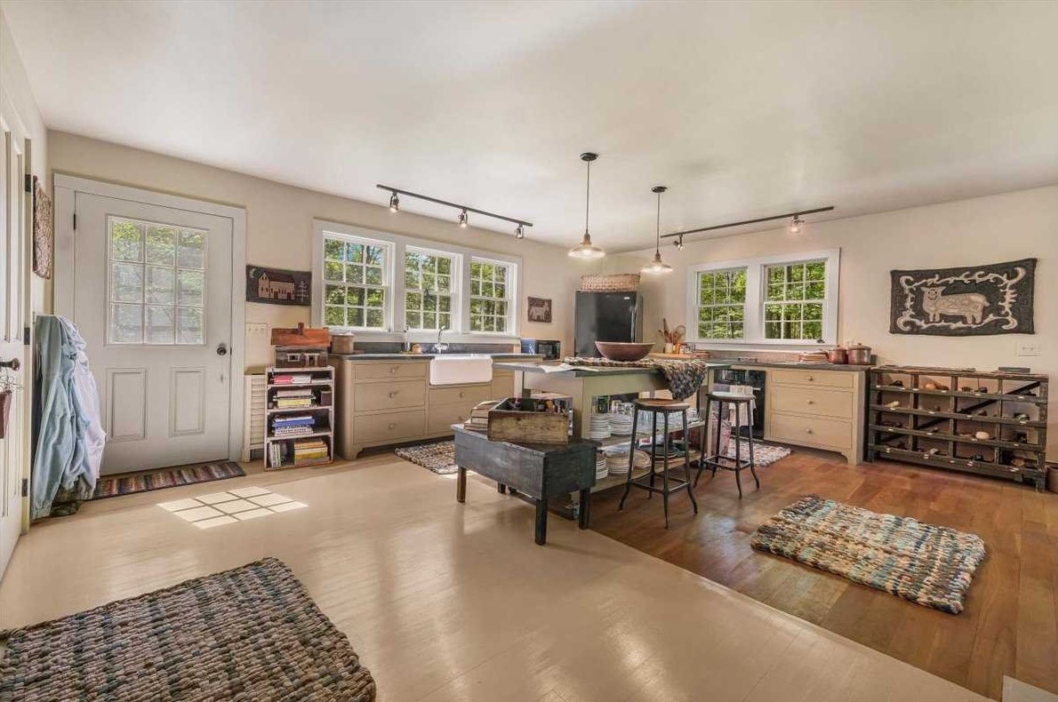 52 Todd Hill Rd, Poughkeepsie NY 12603-3932 exterior