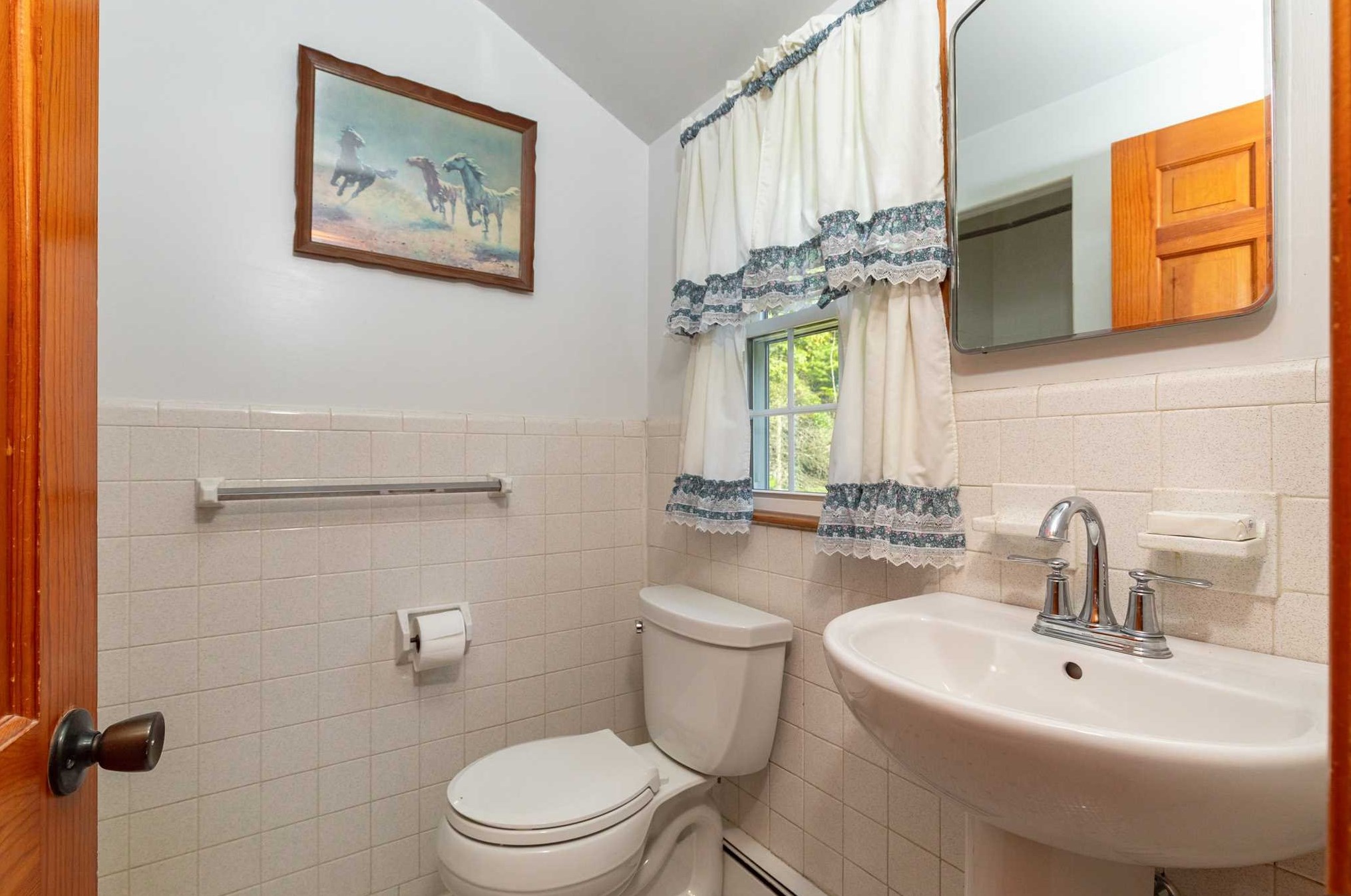 4 Elm St, Red Hook NY 12571-1148 exterior