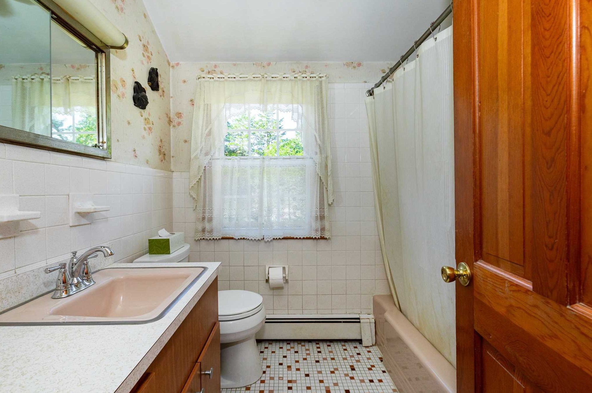 4 Elm St, Red Hook NY 12571-1148 exterior