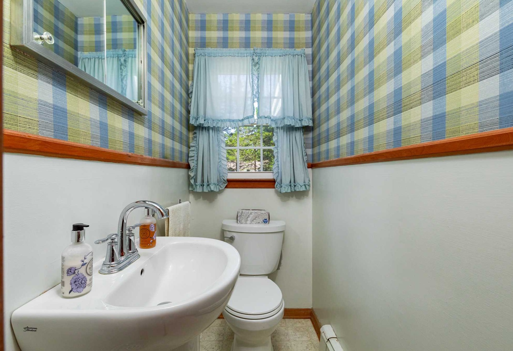 4 Elm St, Red Hook NY 12571-1148 exterior