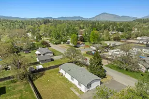 387 Tavis Dr, Merlin, OR 97532 - Photo 5